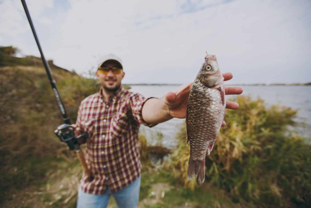 best colors to wear when fishing, what colors to wear when fishing, what colors not to wear when fishing, best clothes to wear when fishing